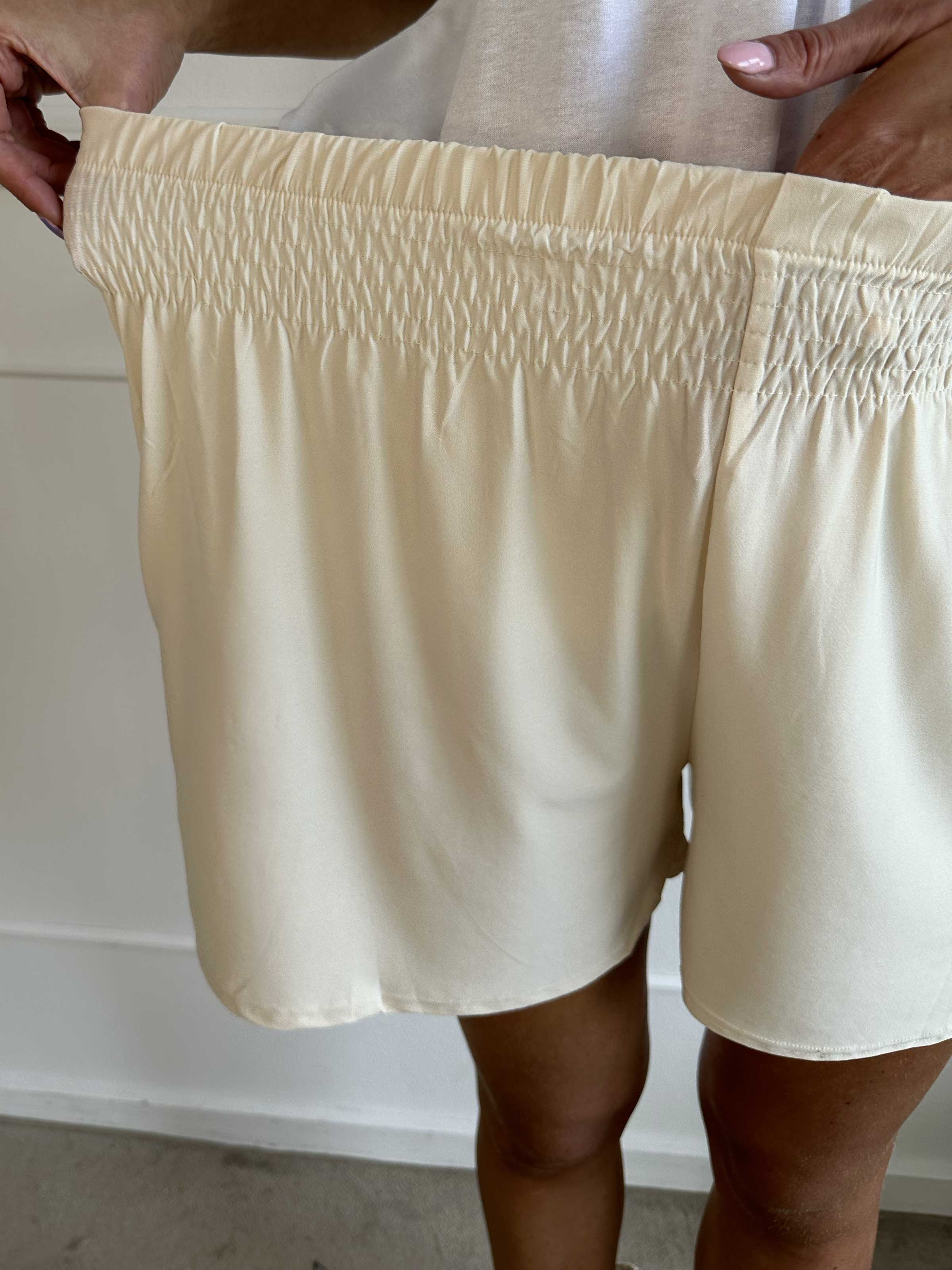 Pams Plain Shorts - Shorts i elastisk stof med elastikkant